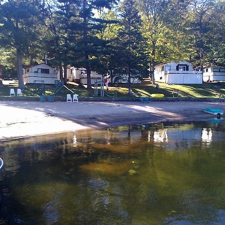 Little Hawk Resort & Marina Algonquin Highlands الغرفة الصورة