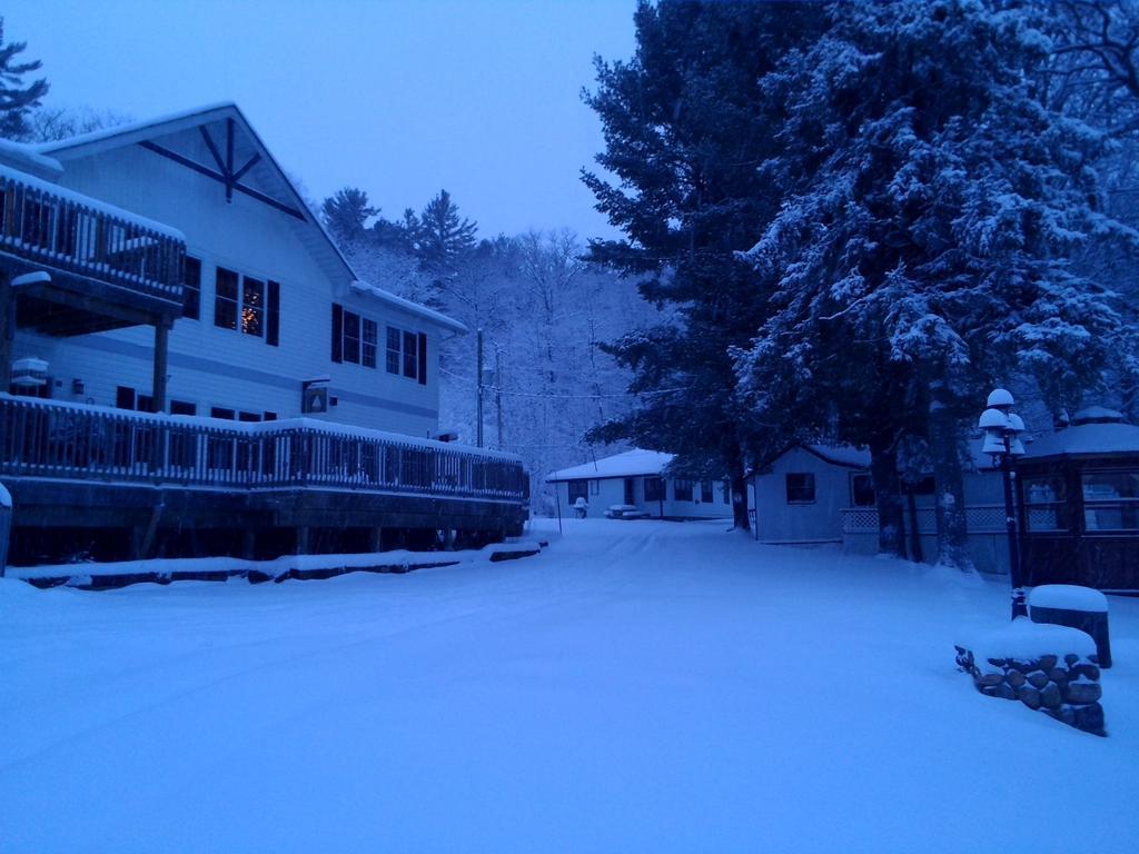 Little Hawk Resort & Marina Algonquin Highlands المظهر الخارجي الصورة